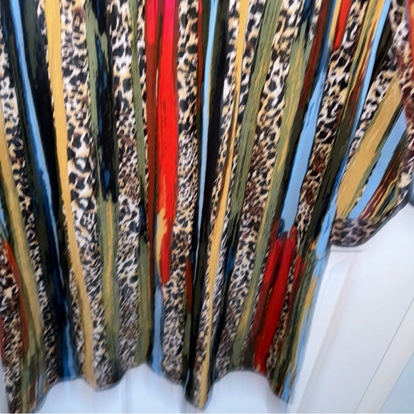 John Mark leopard mixed print S tunic with long roll tab sleeves and side slits - Picture 5 of 6